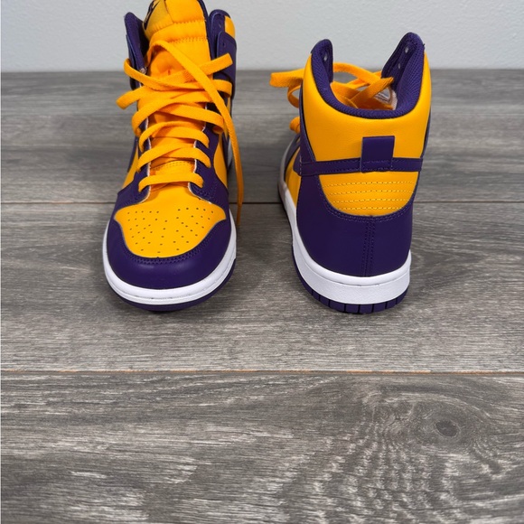 Lakers Dunks - Picture 5 of 6